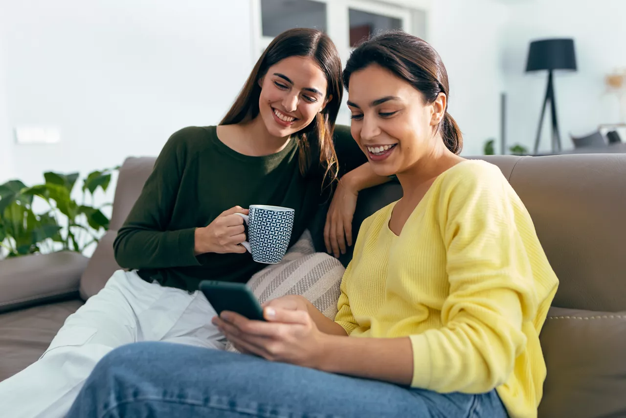 li-two-women-looking-at-phone